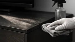 Staub auf Möbeln? Mit diesem 4-Zutaten-Sprühmix bleiben Oberflächen länger sauber