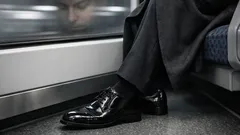 Gesenkter Blick beim Gehen: Was er wirklich bedeuten kann und warum Kontext alles ist