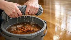 Streifenfrei wischen ohne Essiggeruch: so hilft Zimt im Wischwasser wirklich