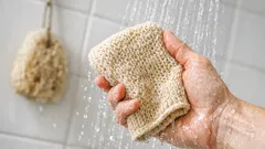 Duschschwamm ersetzen: warum ein Peelinghandschuh hygienischer ist